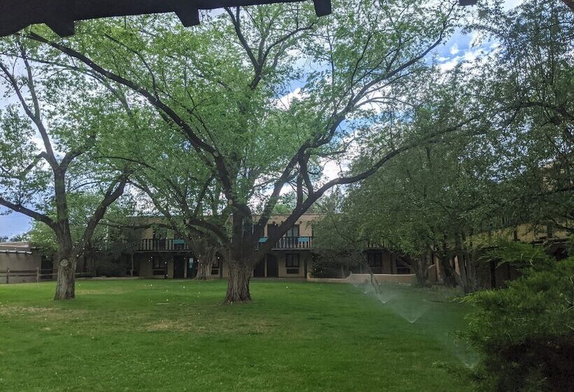 هتل Sagebrush Inn & Suites