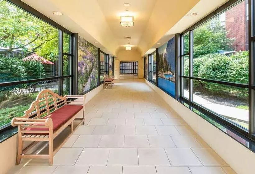 فندق The Saratoga Hilton