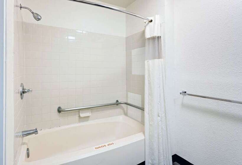 فندق على الطريق Travelodge By Wyndham College Park