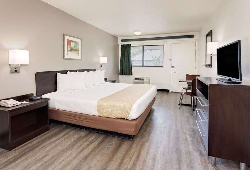 فندق على الطريق Travelodge By Wyndham College Park