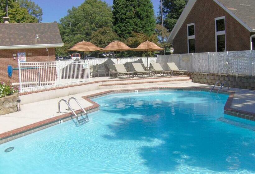 اقامتگاه Surestay Studio By Best Western Charlotte Executive Park