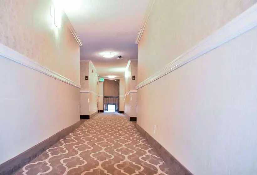 هتل Comfort Inn & Suites Vancouver Downtown City Center