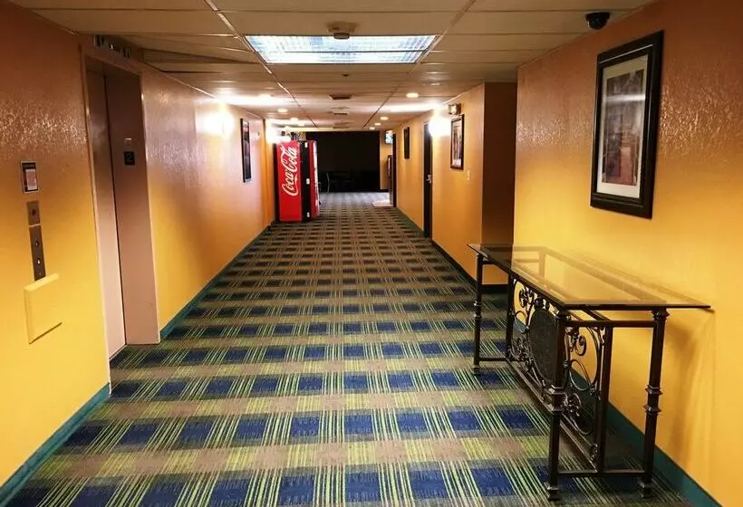 فندق Howard Johnson By Wyndham Denver West