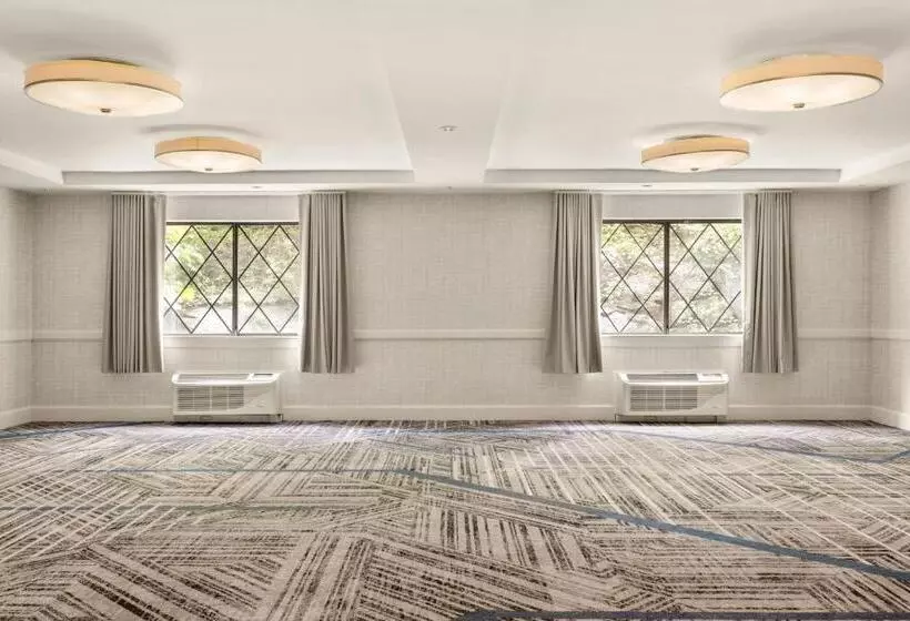 هتل Sheraton Nashua