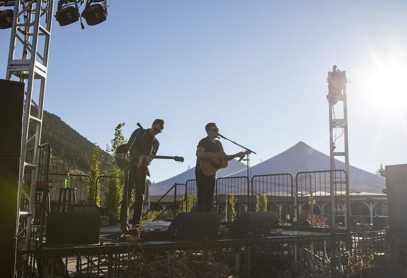 هتل Outbound Mammoth