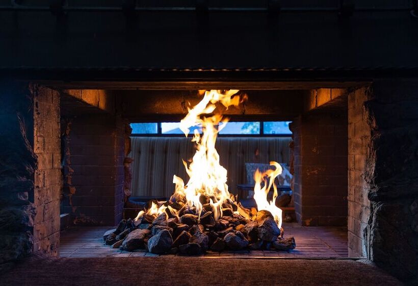 هتل Outbound Mammoth