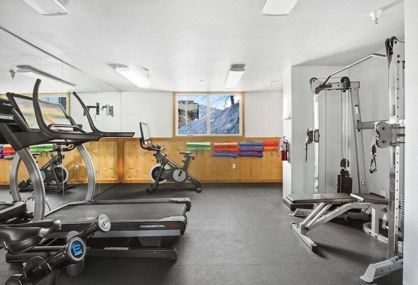 هتل Outbound Mammoth