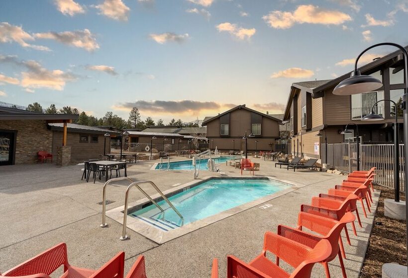 هتل Outbound Mammoth