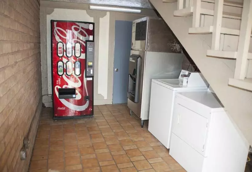 فندق Victorian Inn & Suites