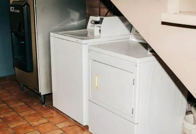 فندق Victorian Inn & Suites