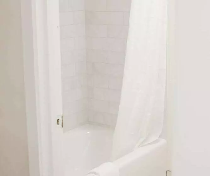 فندق Victorian Inn & Suites