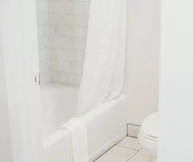 فندق Victorian Inn & Suites