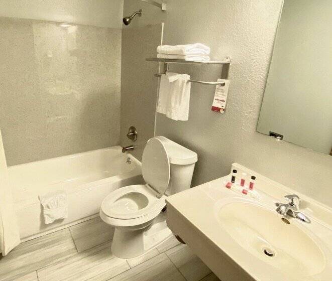 مُتل Super 8 By Wyndham Hays Ks