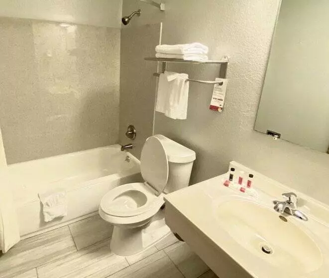 فندق على الطريق Super 8 By Wyndham Hays Ks