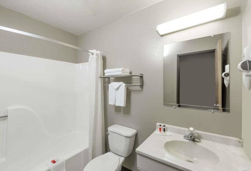 مُتل Super 8 By Wyndham Hays Ks