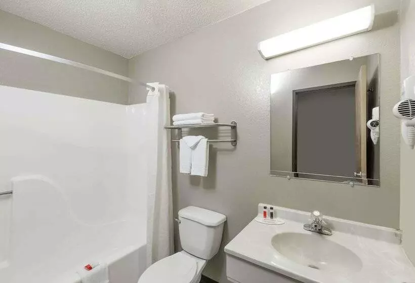 فندق على الطريق Super 8 By Wyndham Hays Ks