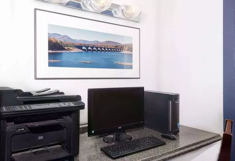 Мотель Super 8 By Wyndham Kingston