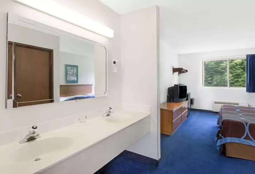 Мотель Super 8 By Wyndham Kingston