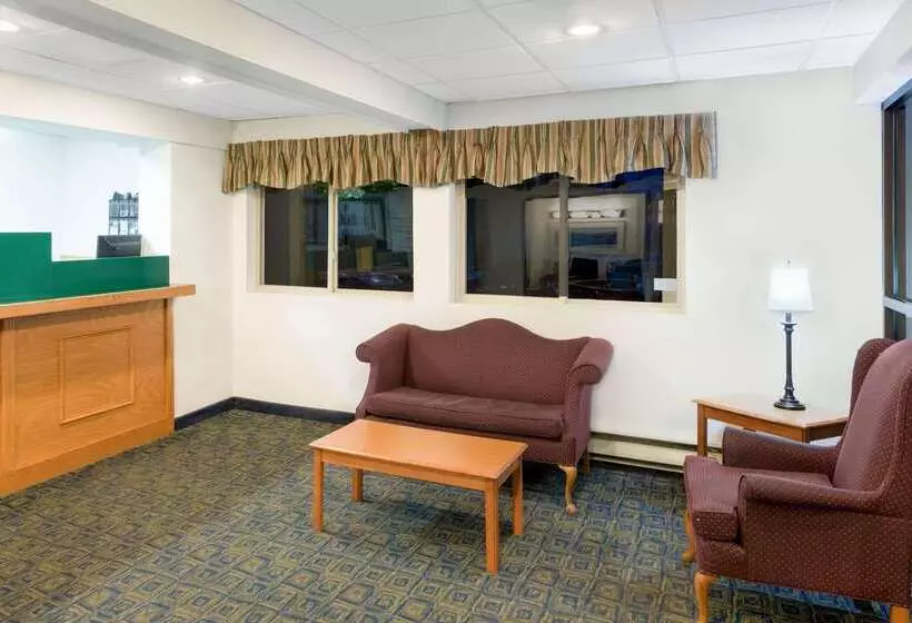 Мотель Super 8 By Wyndham Kingston