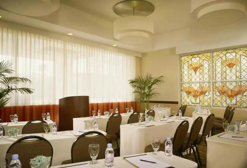 Отель Courtyard Los Angeles Sherman Oaks