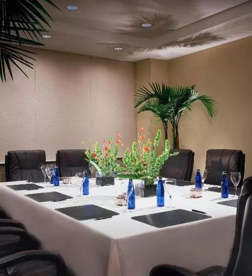 Отель Courtyard Los Angeles Sherman Oaks