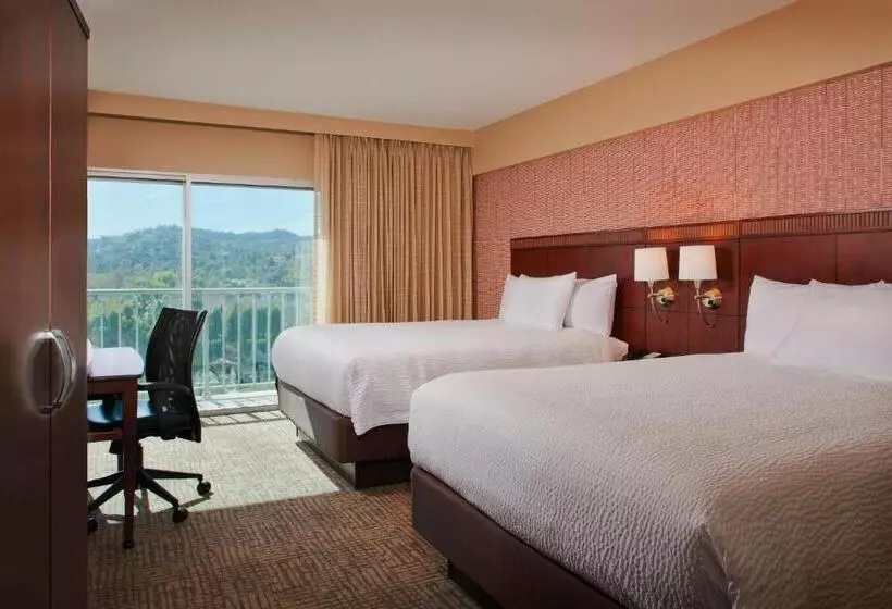 Отель Courtyard Los Angeles Sherman Oaks