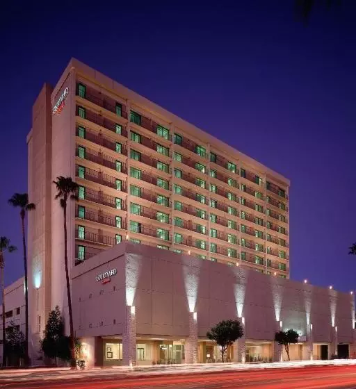 Отель Courtyard Los Angeles Sherman Oaks