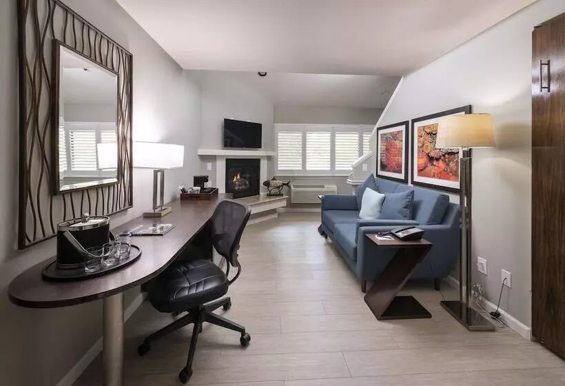 فندق Mariposa Inn And Suites