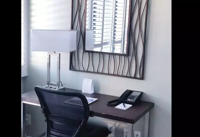 فندق Mariposa Inn And Suites