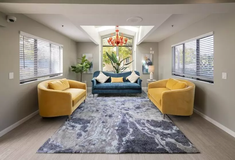 فندق Mariposa Inn And Suites