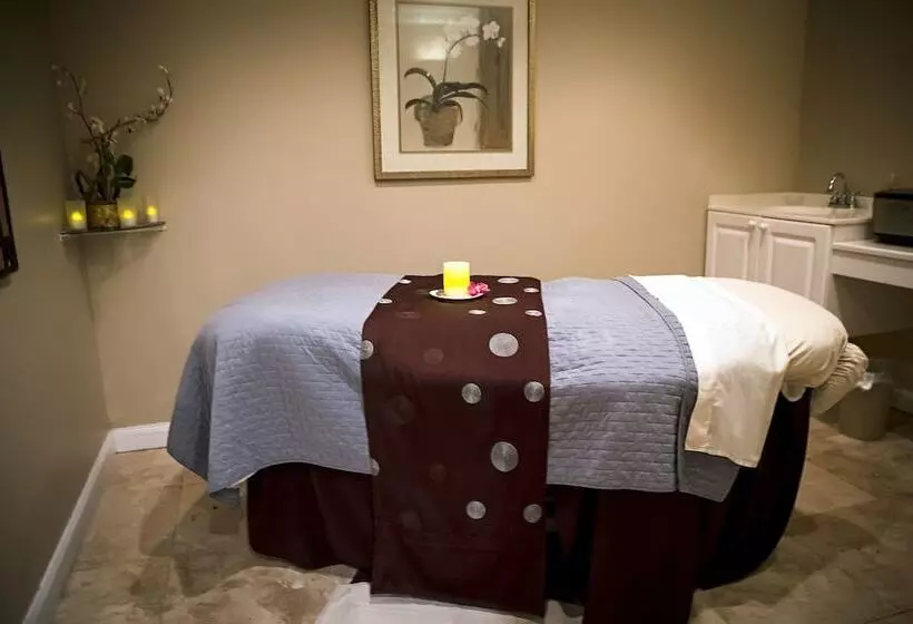 هتل The Buccaneer Beach & Golf Resort