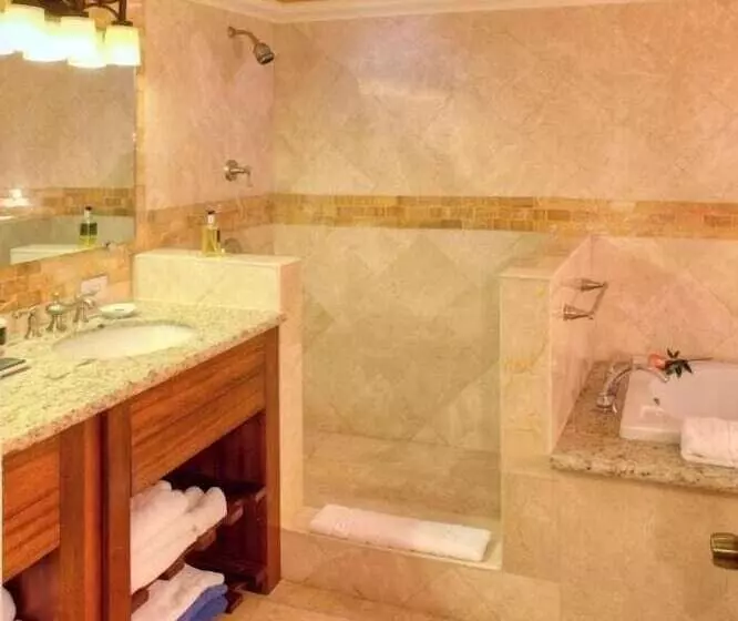 هتل The Buccaneer Beach & Golf Resort