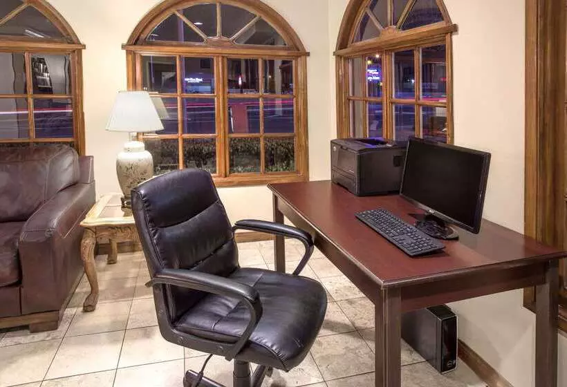 Hotel Travelodge By Wyndham Costa Mesa Newport Beach Hacienda