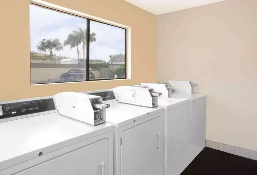 Hotel Travelodge By Wyndham Costa Mesa Newport Beach Hacienda