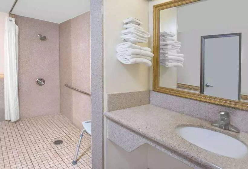 Hotel Travelodge By Wyndham Costa Mesa Newport Beach Hacienda