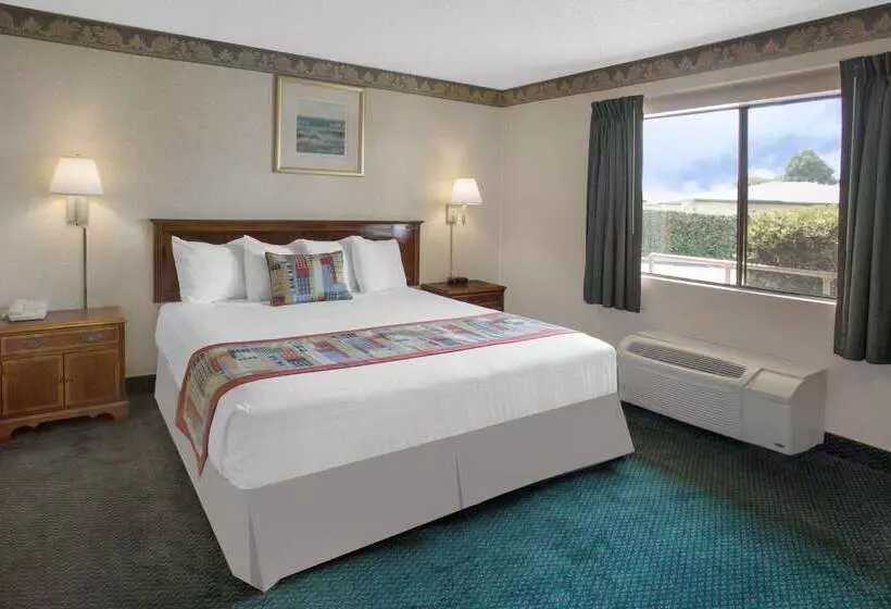 Hotel Travelodge By Wyndham Costa Mesa Newport Beach Hacienda