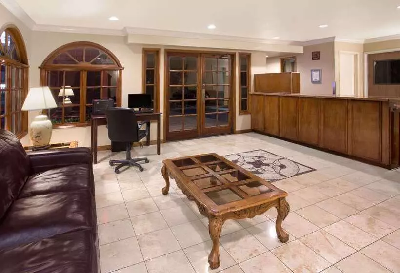 Hotel Travelodge By Wyndham Costa Mesa Newport Beach Hacienda