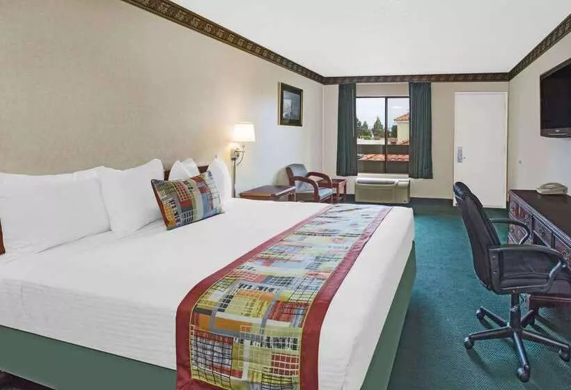 Hotel Travelodge By Wyndham Costa Mesa Newport Beach Hacienda