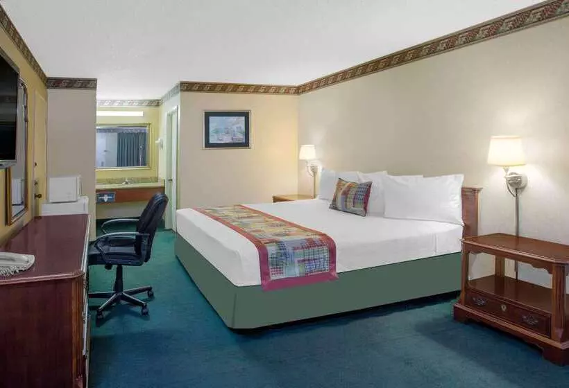 Hotel Travelodge By Wyndham Costa Mesa Newport Beach Hacienda