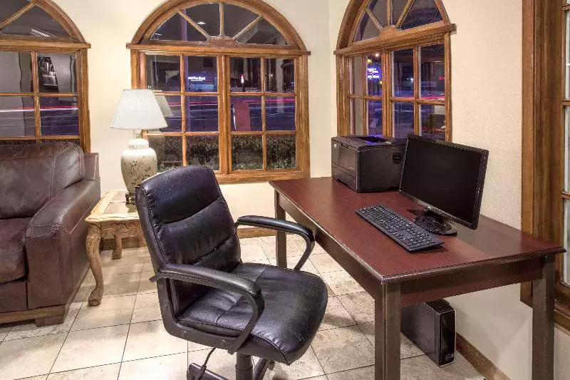 Hotel Travelodge By Wyndham Costa Mesa Newport Beach Hacienda