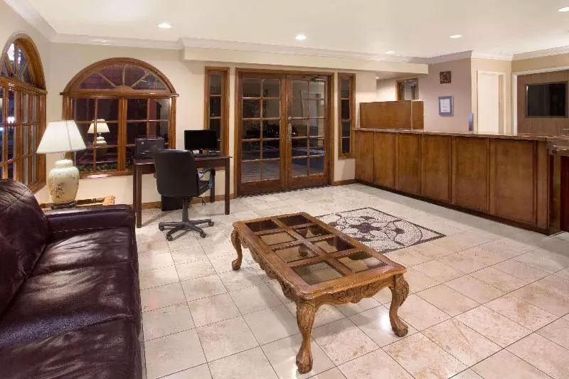 Hotel Travelodge By Wyndham Costa Mesa Newport Beach Hacienda