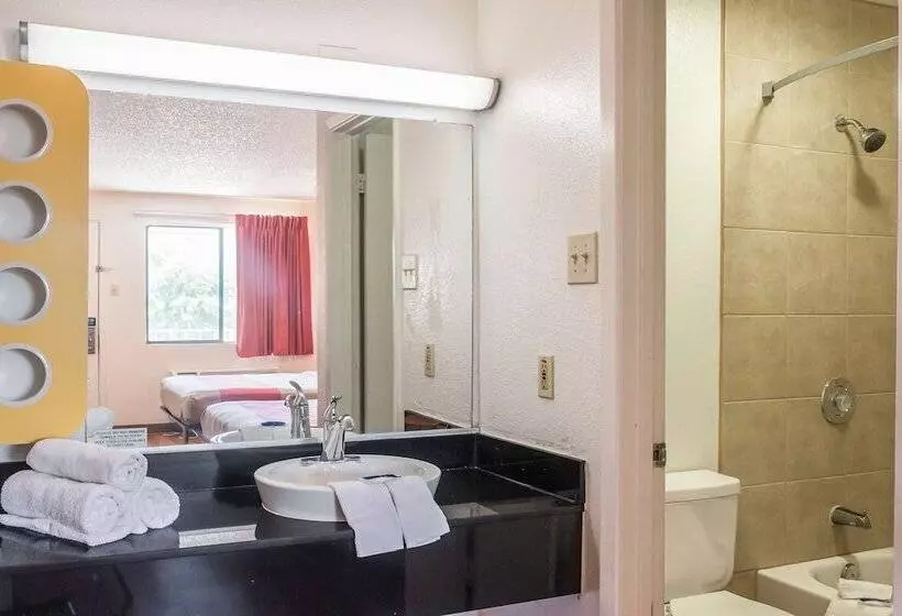 Motel 6mesquite, Tx  Rodeo  Convention Ctr