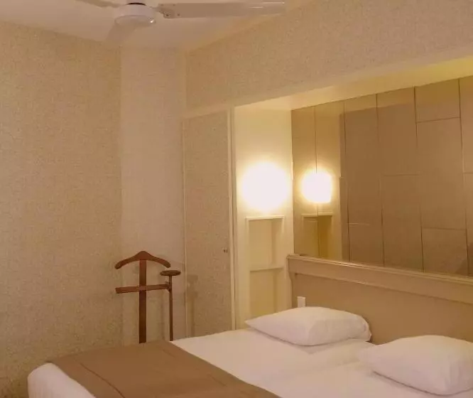 ホテル Eiffel Kensington