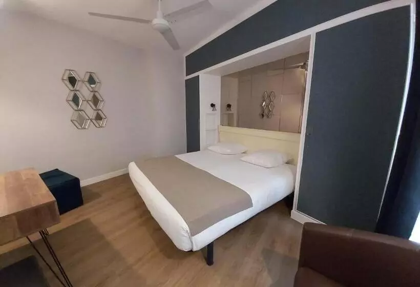 ホテル Eiffel Kensington