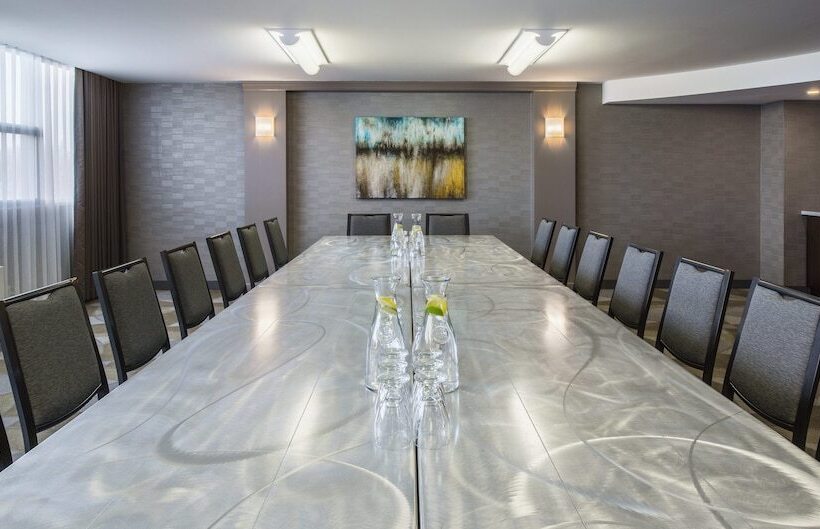 هتل Holiday Inn Winnipeg South, An Ihg