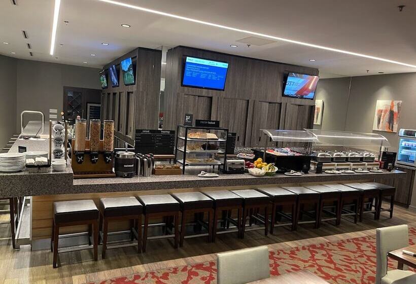 هتل Holiday Inn Winnipeg South, An Ihg