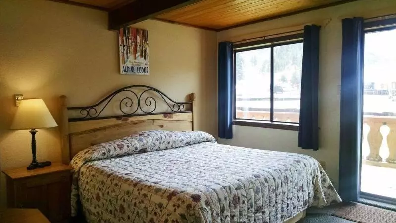 בית מלון כפרי Alpine Lodge Red River