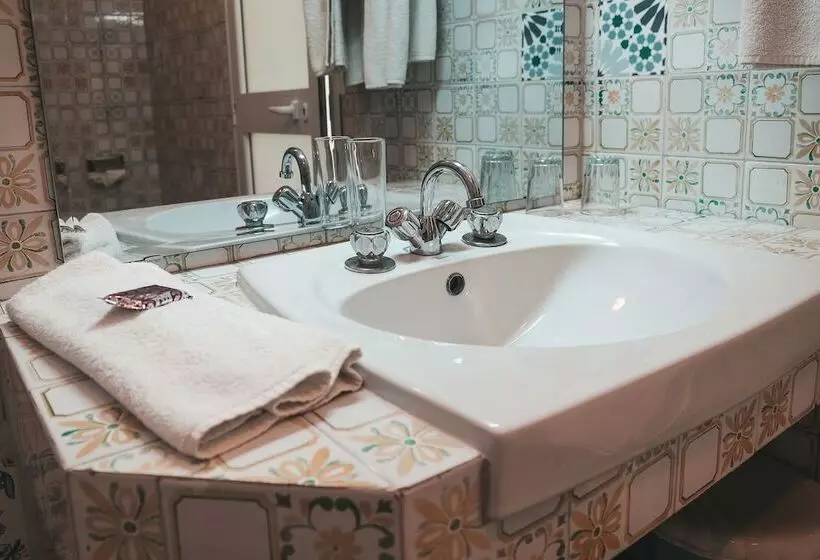 هتل Nour Justinia