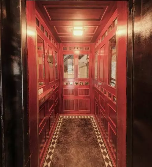 هتل Carlton Opera