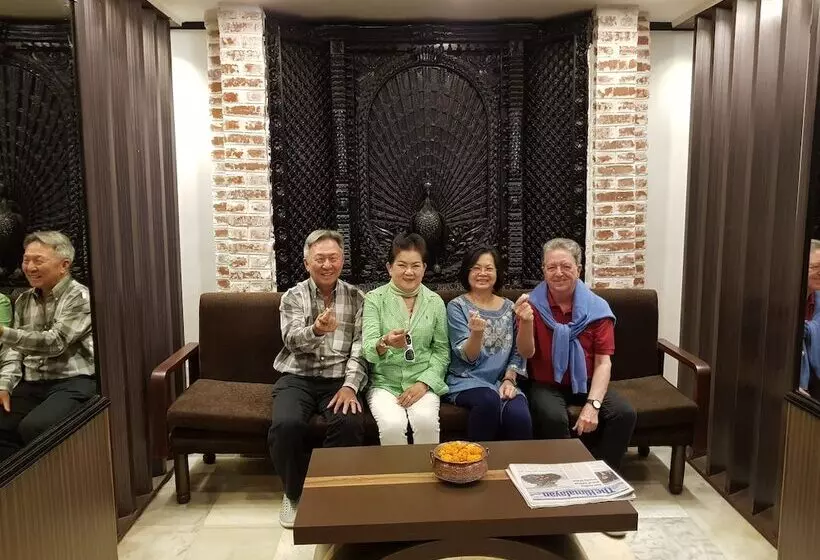 هتل Harati Manor Inn